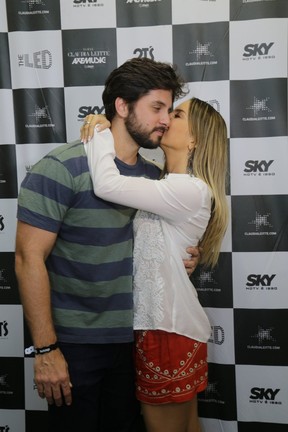 Claudia Leitte e o marido, Márcio Pedreira, em bastidores de show na Zona Norte do Rio (Foto: Marcello Sá Barretto/ Ag. News)
