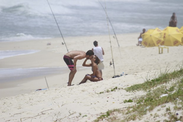 Fernanda Freitas e namorado na praia da Reserva, no RJ (Foto: Dilson Silva / Agnews)