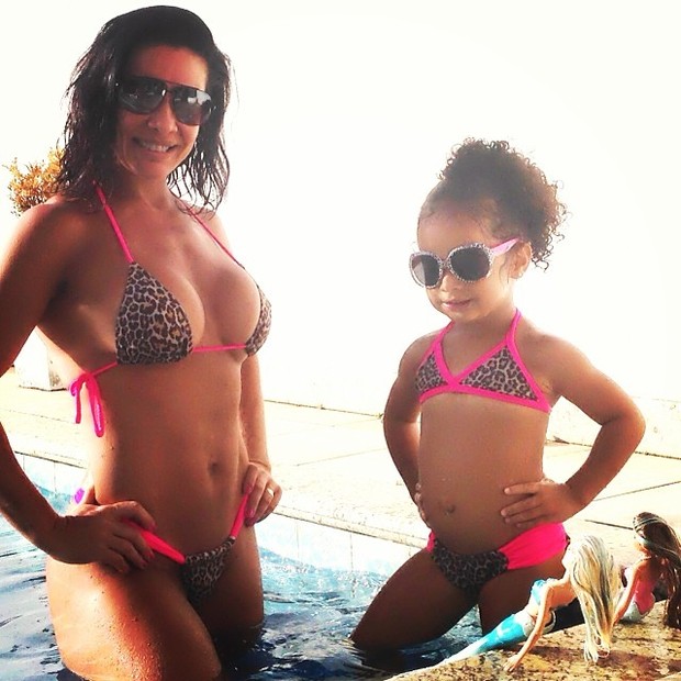 Scheila Carvalho e filha com a mesma estampa de biquíni (Foto: Instagram / Reprodução)