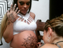 Gisele Frade faz tatuagem de henna na barriga de grávida