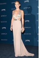Decotes e transparências: veja os looks de Kate Hudson e mais famosas em baile de gala