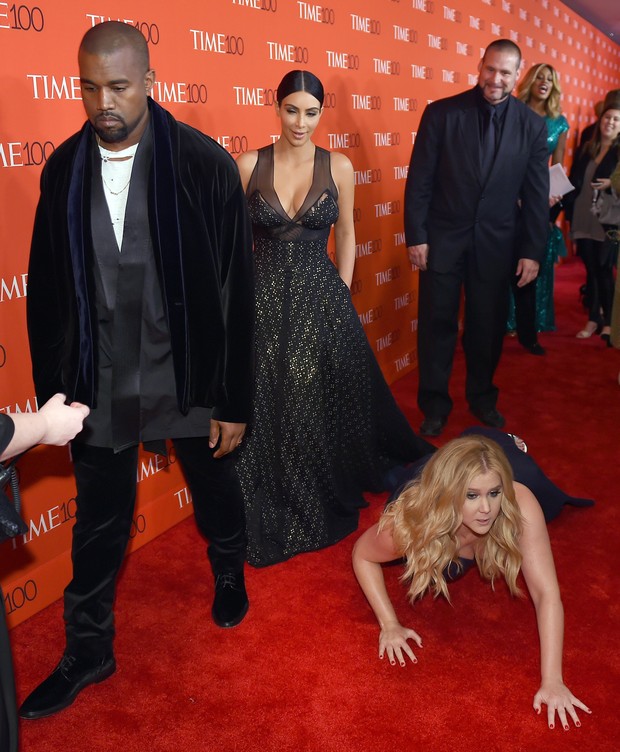 A comediante Amy Schumer se deita no tapete vermelho para Kanye West e Kim Kardashian atravessarem  (Foto: Getty Image)
