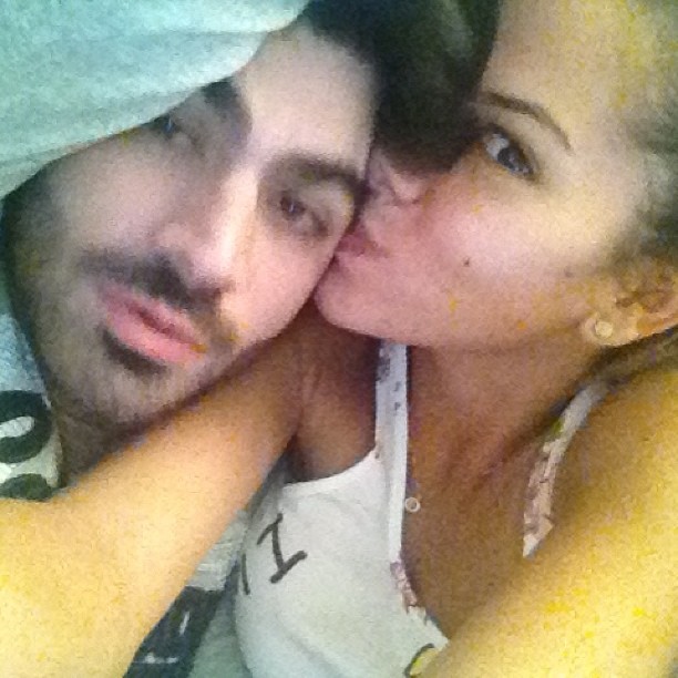 Adriana posta foto dando beijinho em Rodrigão (Foto: Reprodução Instagram)