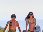 Após saia justa, Wanessa Milhomem curte praia com Anthony Kiedis