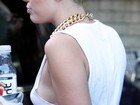 Miley Cyrus dispensa o sutiã e quase mostra demais