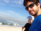 Marido de Claudia Leitte curte praia com o filho: 'Meu bolinho de arroz'