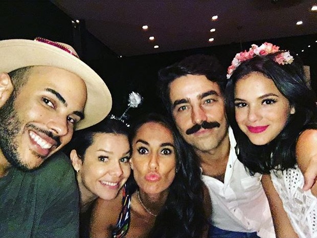Hugo Gloss, Fernanda Souza, Francisca Pinto, Ricardo Pereira e Bruna Marquezine em festa no Rio (Foto: Instagram/ Reprodução)