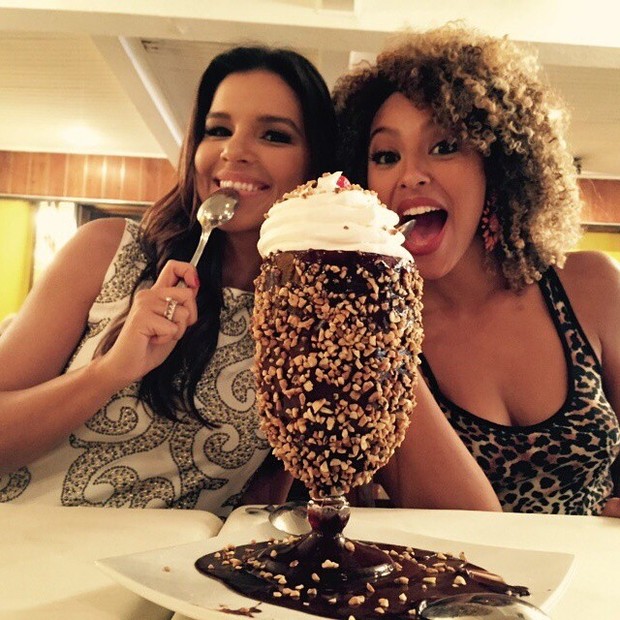 Mariana Rios e Sheron Menezzes dividem sobremesa (Foto: Instagram)
