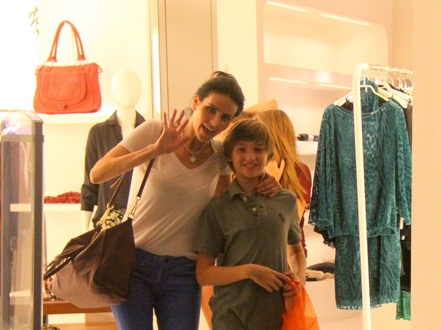 Lisandra Souto e com o filho em shopping no Rio (Foto: Ag. News)