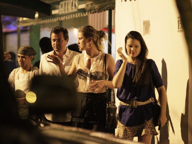 Letícia Birkheuer com amigos na Zona Sul do Rio (Foto: Leôncio Epaminondas/ Ag. News)