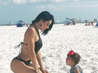 Fofura! Bella Falconi posa com a filha em dia de praia