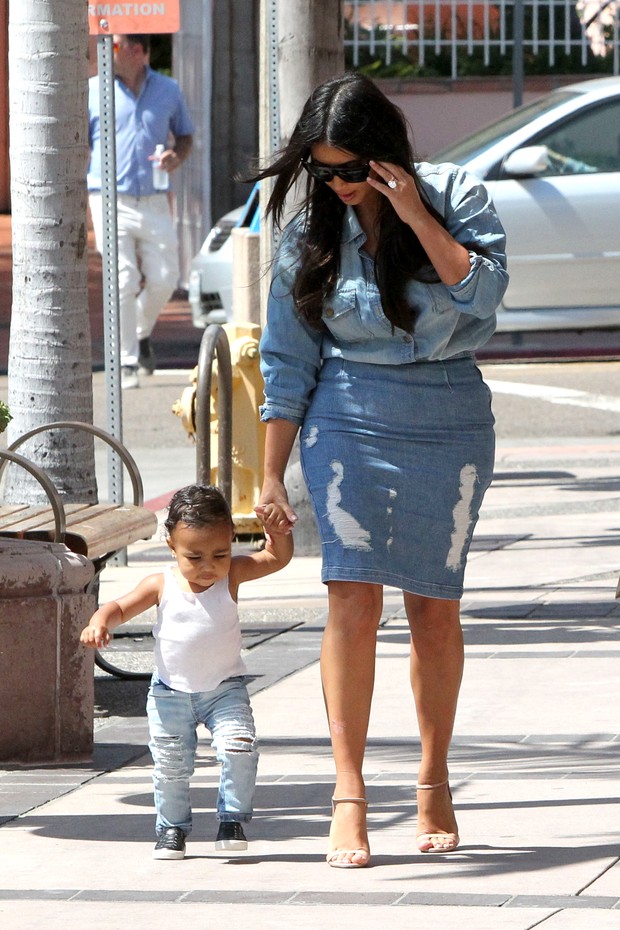 Kim Kardashian com a filha, North West (Foto: AKM GSI)