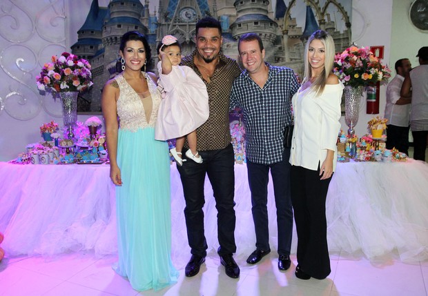 Ellen Cardoso, Maria Victoria, Naldo, Alexander de Almeida (rei do camarote) e Bianca Canzi  (Foto: Celso Tavares / Ego)
