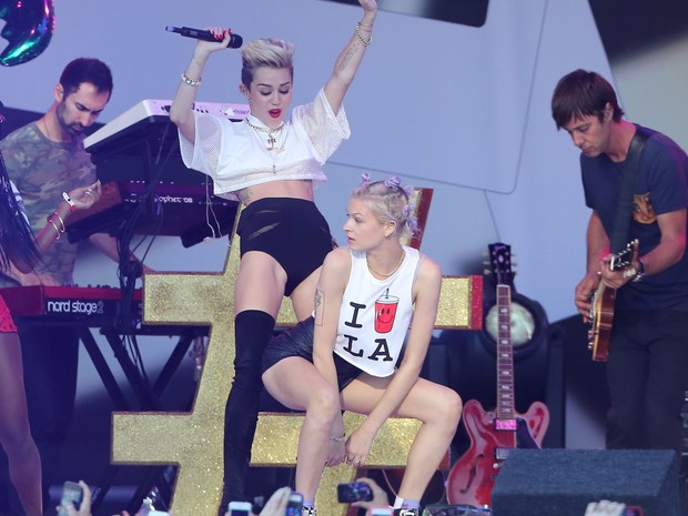 X17 - Miley Cyrus se apresenta em programa de televisão em Los Angeles, nos Estados Unidos (Foto: X17/ Agência)