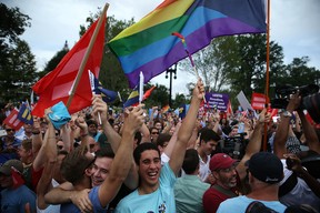 Norte-americanos comemoram aprovação do casamento gay nacionalmente (Foto: AFP)