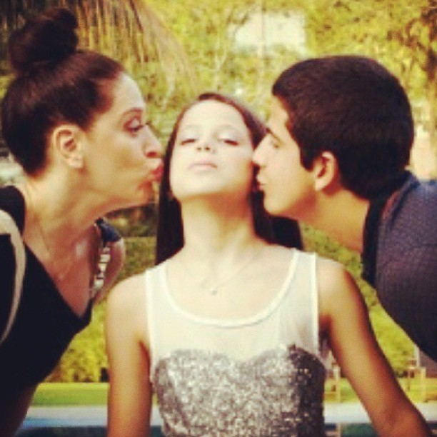 Claudia Raia e Enzo beijam Sophia (Foto: Instagram)