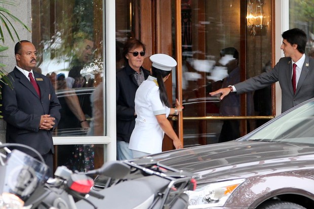 Paul McCartney na saída do hotel (Foto: André Freitas e Gabriel Reis/AgNews)