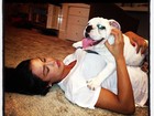  Gracyanne Barbosa compartilha foto deitada com cachorrinho no colo