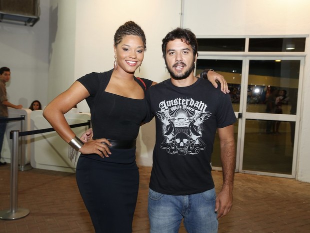 Juliana Alves e o namorado, Guilherme Duarte, em show no Rio (Foto: Felipe Panfili/ Ag. News)