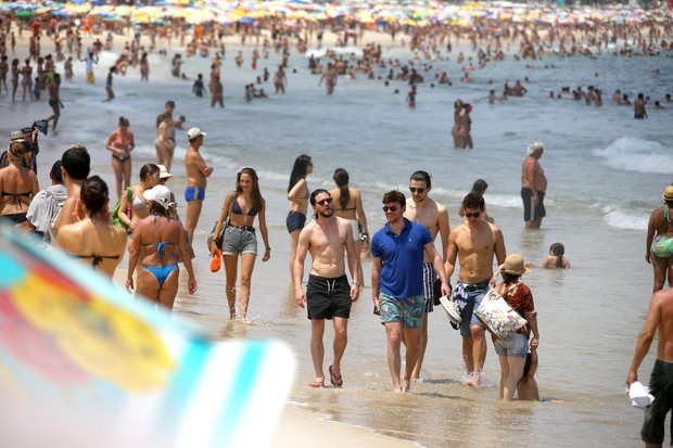 Kit Harington bebe caipirinha (Foto: André Freitas e Gabriel Reis / AgNews)