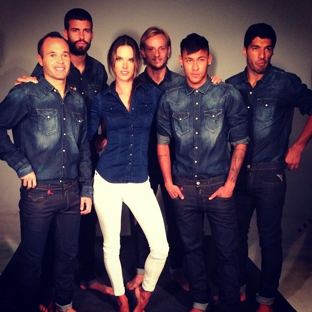 Alessandra Ambrósio com  Andrés Iniesta, Gerard Piqué (marido da Shakira), Ivan Rakitic, Luis Suárez e Neymar Jr. (Foto: Reprodução/ Instagram)