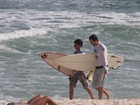 Vladimir Britcha surfa com filho de Adriana Esteves