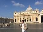 Toda de branco, Giovanna Antonelli posa em ponto turístico na Itália