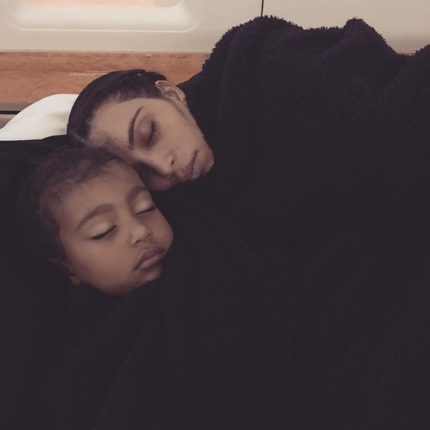 Kim Kardashian e a filha (Foto: Reprodução / Instagram)