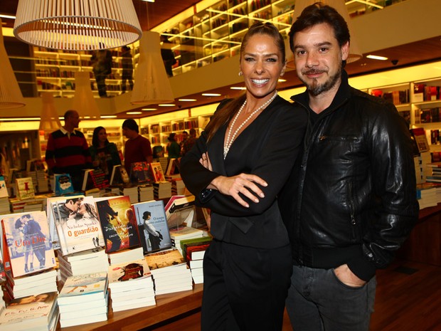Adriane Galisteu com o marido, Alexandre Iódice, em lançamento de livro em São Paulo (Foto: Iwi Onodera/ EGO)