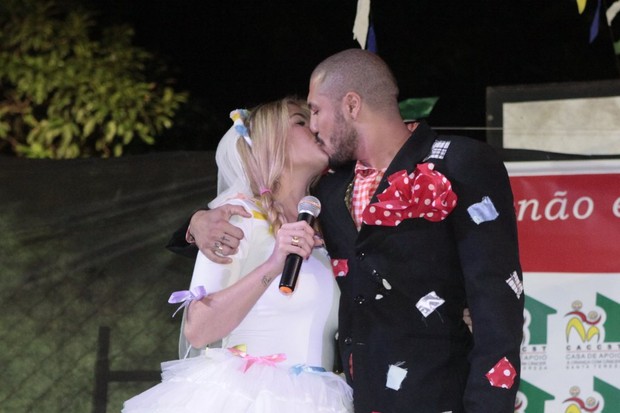 Ex-BBBs Fernando e Aline se casam em festa junina (Foto: Isac Luz/EGO)
