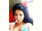Priscila Pires faz selfie e sensualiza na rede social