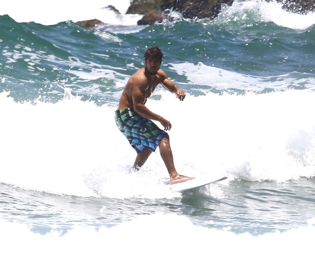 Caio Castro surfa na Prainha (Foto: Marcello Sá Barreto / AgNews)