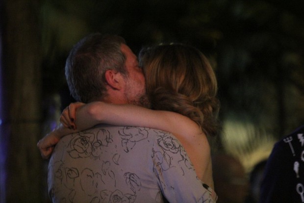 Camila Morgado beija o namorado, Luiz Stein, em quiosque na Zona Sul do Rio (Foto: Rodrigo dos Anjos/ Ag. News)
