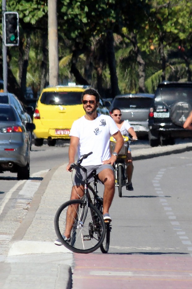 Marcos Palmeira pedala na orla (Foto: Fabio Moreno / Foto Rio News)