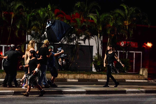 Lucas Lucco grava clipe e beija 5 mulheres na avenida Paulista (Foto: Joshua Bryan e Leo Franco / AgNews)