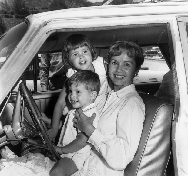 Debbie Reynolds com os filhos Todd and Carrie Fisher, em junho de 1960 (Foto: Getty Images)
