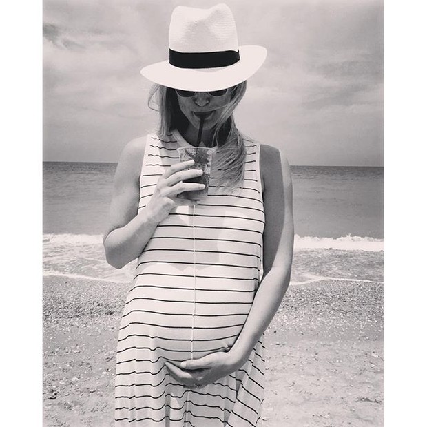 Bar Refaeli exibe barrigão de grávida (Foto: Reprodução/Instagram)