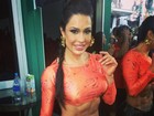 De blusa curtinha, Gracyanne Barbosa exibe abdômen trincado