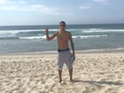 Neymar vai à praia cedo, após curtir noite no aniversário de Gabriel Medina