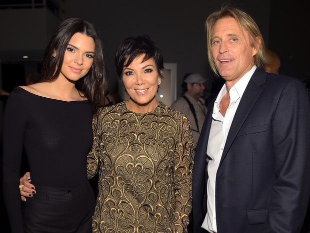 Kendall Jenner, Kris Jenner e Russell James em evento em Nova York, nos Estados Unidos (Foto: Michael Loccisano/ Getty Images/ AFP)