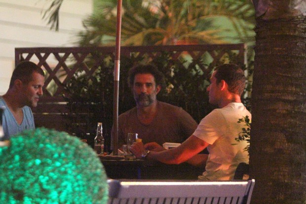 Marcos Pasquim com amigos em bar no Rio (Foto: Delson Silva/ Ag. News)