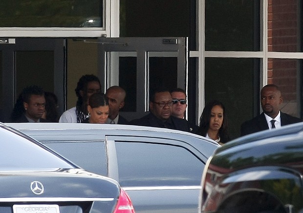Cantor Bobby Brown deixa o funeral da filha (Foto: REUTERS/Tami Chappell TPX IMAGES OF THE DAY)