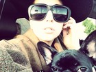 Lady Gaga faz carão em selfie com cachorrinha: 'Minha parceira de crime'
