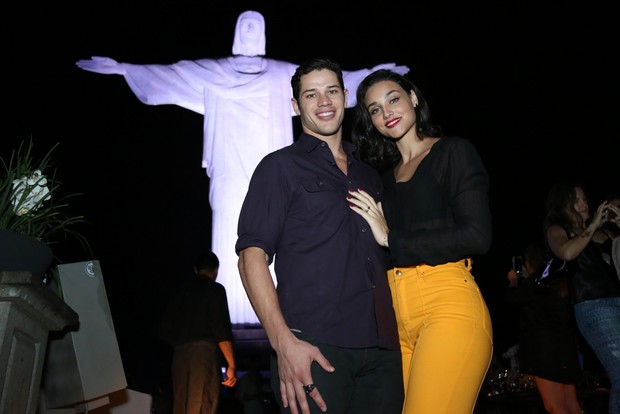 José Loreto e Débora Nascimento em show na Zona Sul do Rio (Foto: Roberto Filho/ Brazil News)