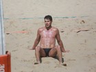 José Loreto exibe barriga trincada em jogo de vôlei na praia