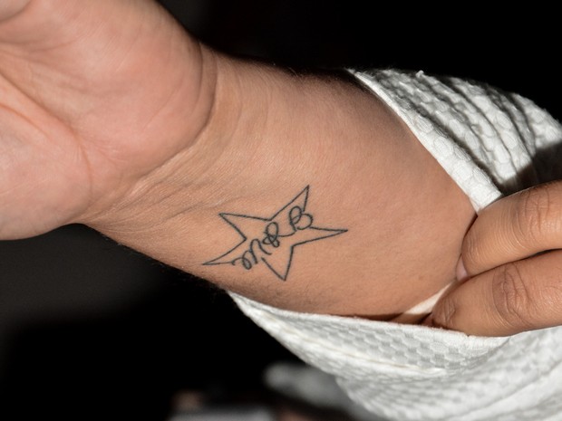 Fã exibe tatuagem em homenagem a Marina Ruy Barbosa em evento em São Paulo (Foto: Caio Duran/ Ag. News)