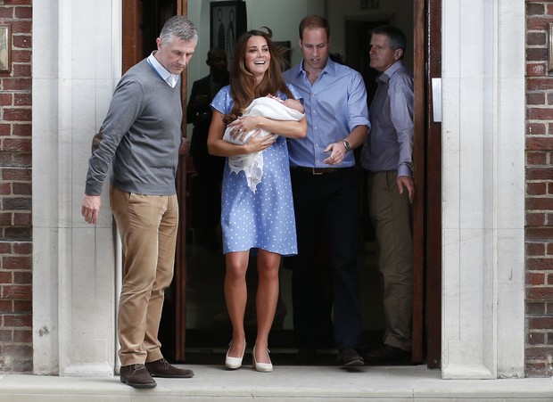 Kate Middleton deixa a maternidade  (Foto: Agência Reuters)