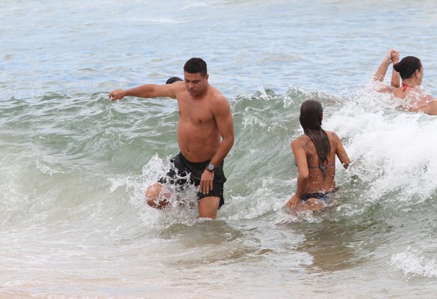 Ronaldo com a namorada na praia (Foto: Wallace Barbosa / AgNews)
