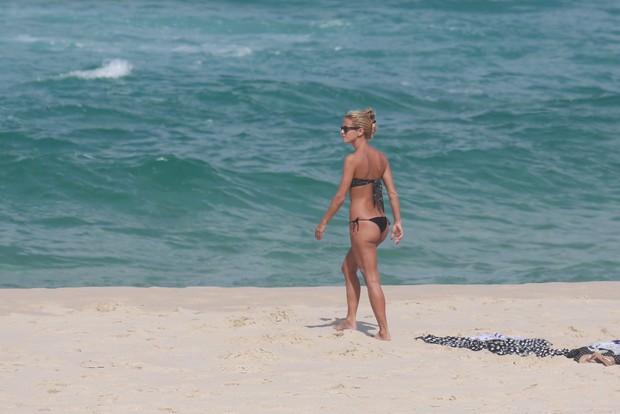Fernanda de Freitas na praia (Foto: Dilson Silva/Ag News)