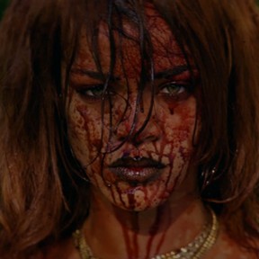 Rihanna em ação no clipe de ‘Bitch better have my money’ (Foto: Instagram/ Reprodução)